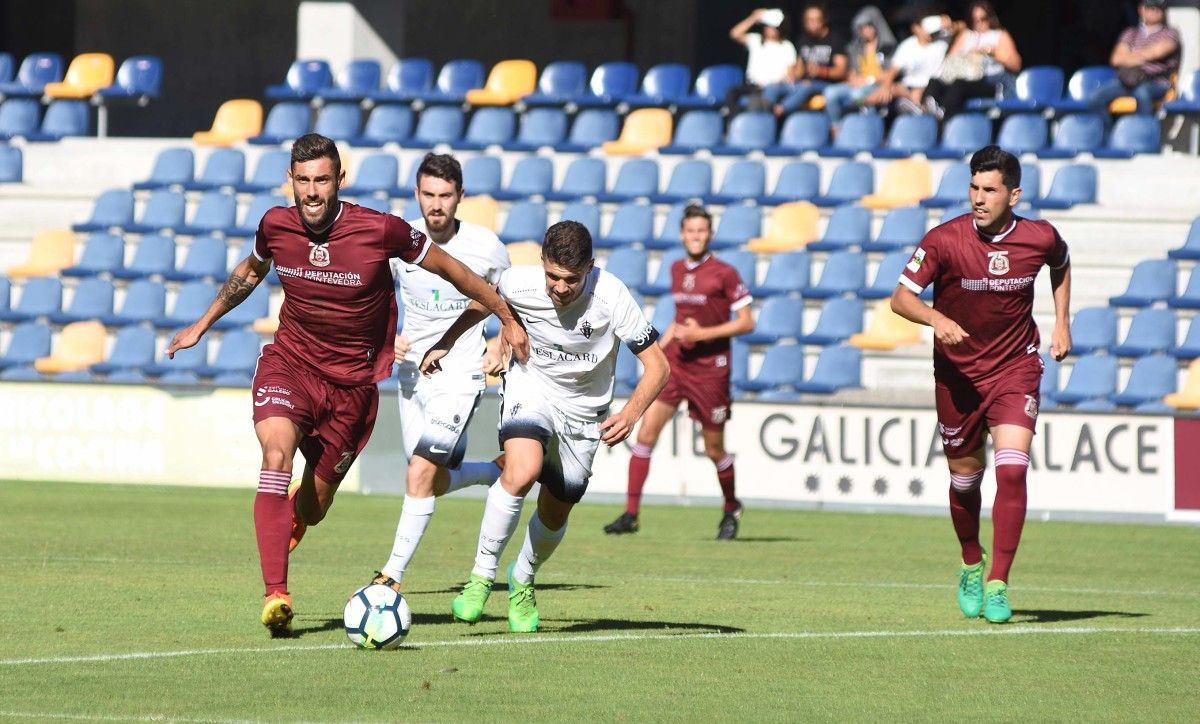 Partido del XLI Trofeo Ciudad de Pontevedra entre Pontevedra y Sporting de Gijón en Pasarón