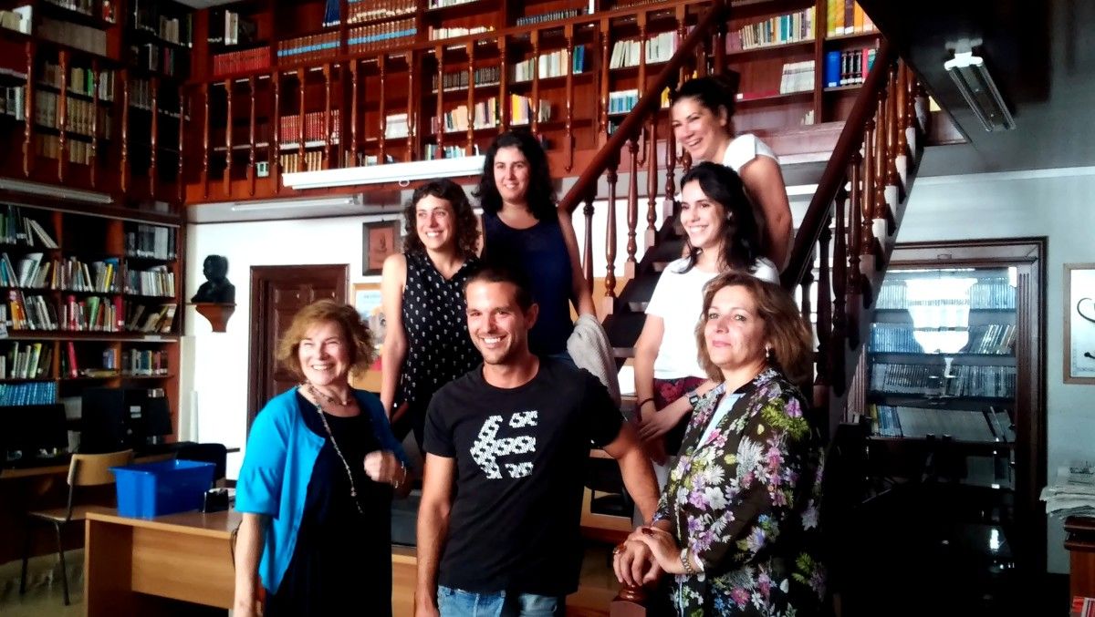 Ex estudiantes Erasmus con la profesora Ana Santos y la directora Pilar Freitas en el IES Valle Inclán