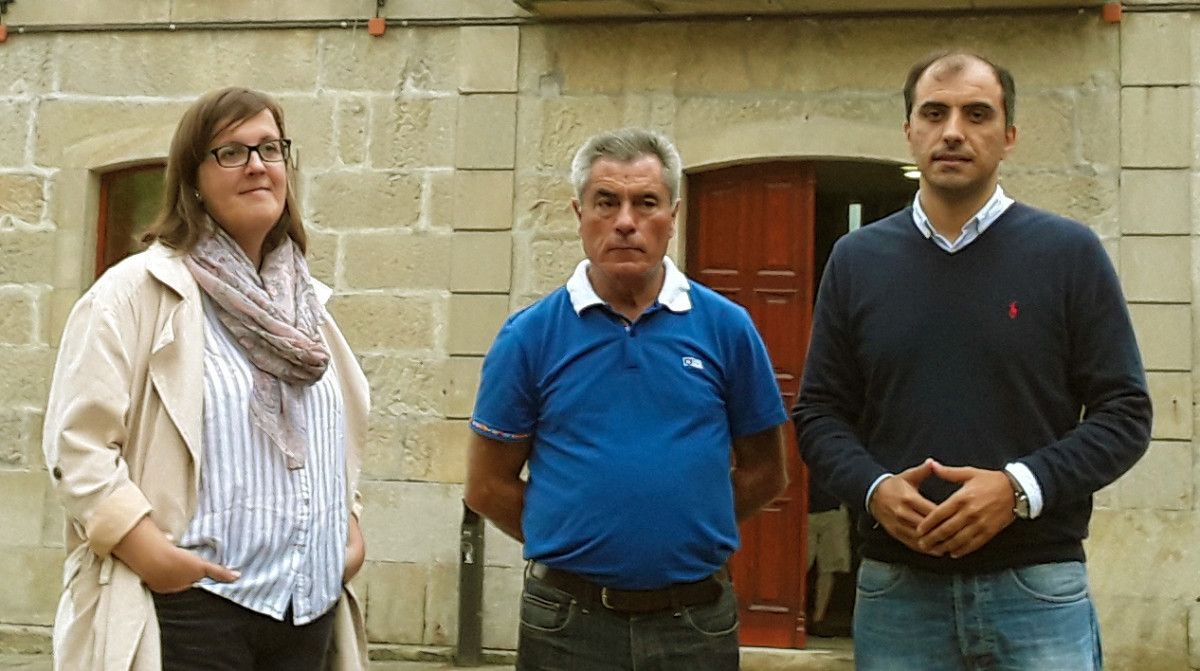 Los concejales del PP comparecieron delante de la casa consistorial de Poio