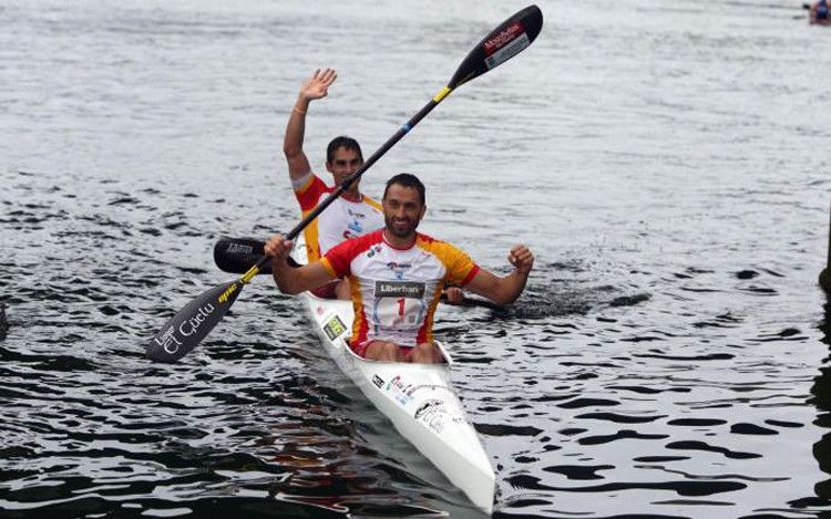 Álvaro Fernández Fiuza (detrás) con Walter Bouzán tras ganar su octavo Descenso del Sella