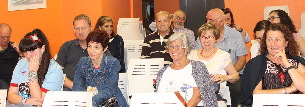 Público asistente a la conferencia titulada "O liño e o seu papel na indumentaria tradicional" 