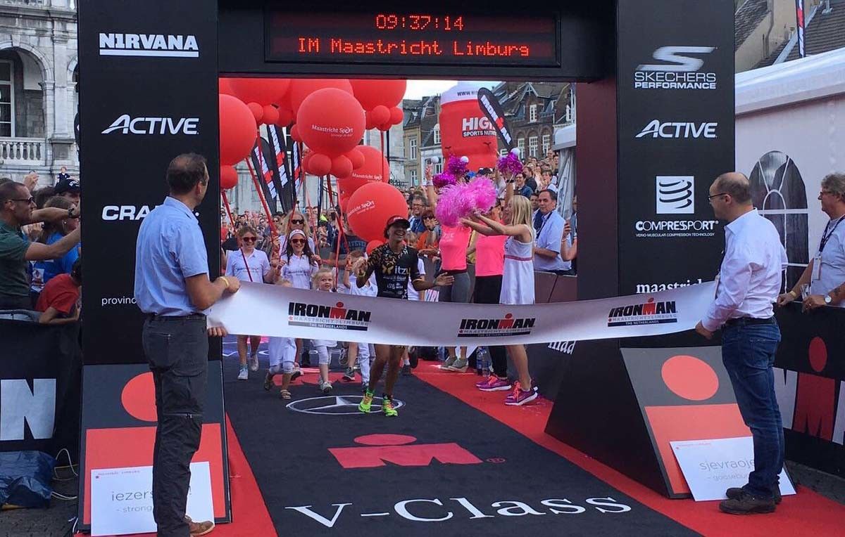 Saleta Castro, entrando en meta en el Ironman de Maastrich