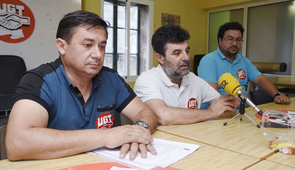 Representantes de UGT hablan sobre la convocatoria de huelga de recogida de basura en Poio