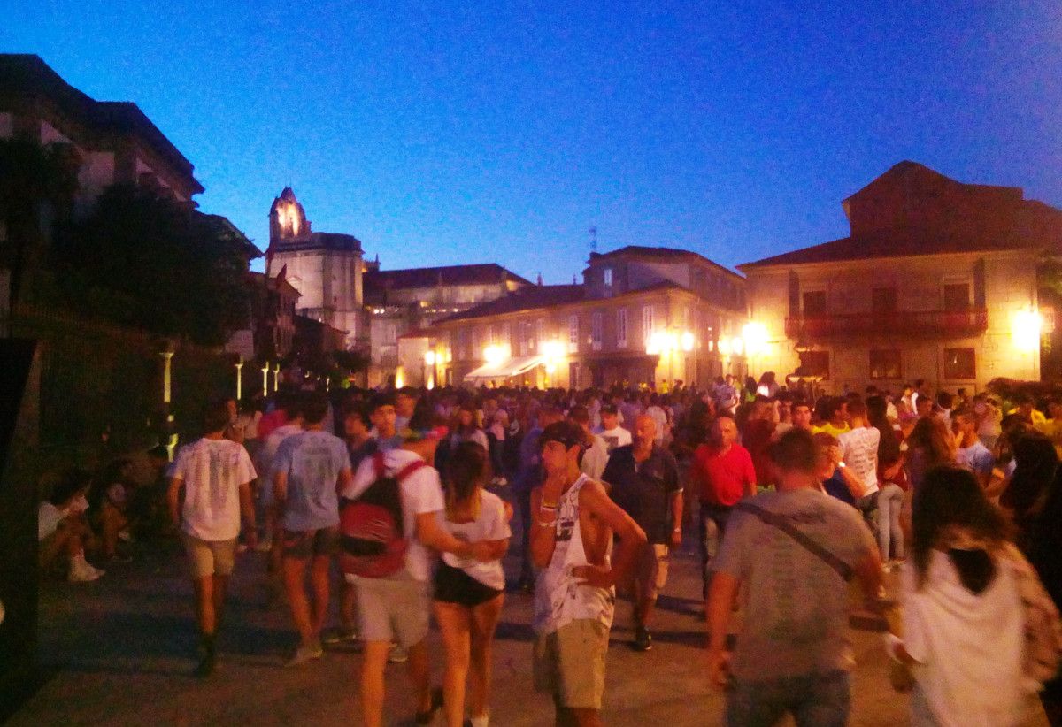 Noite de peñas na avenida de Santa María