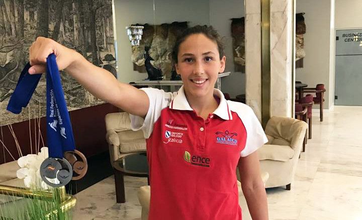 Carla Goyanes coas súas dúas medallas no Nacional junior de natación