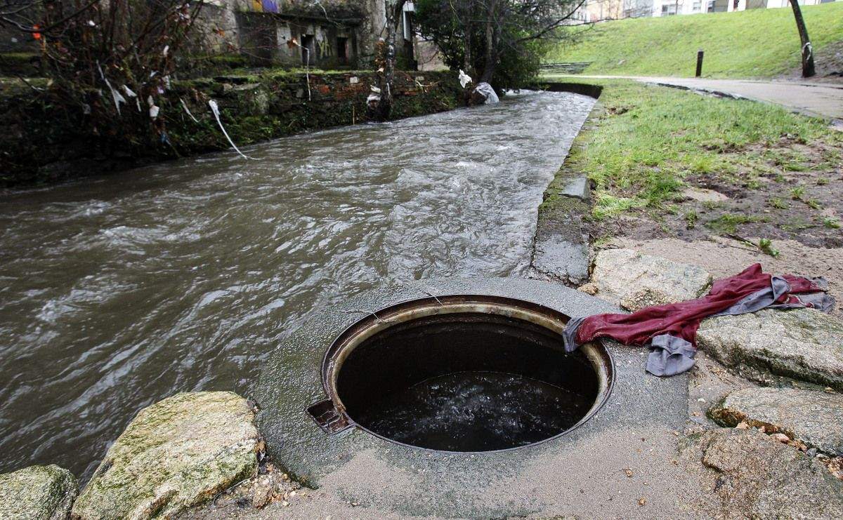 Estragos no paseo fluvial do Gafos tralo paso do último temporal