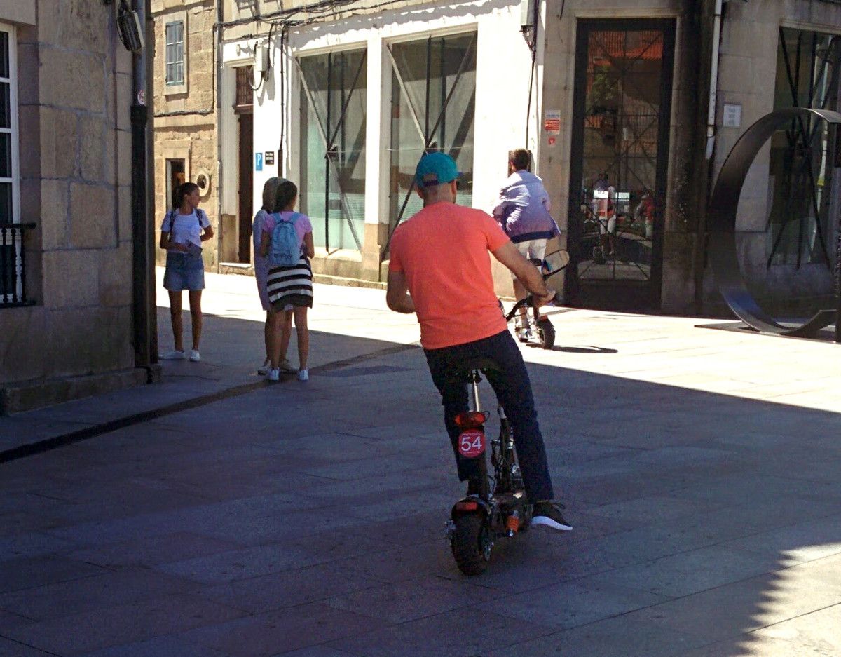 Patinete eléctrico circulando por Pontevedra