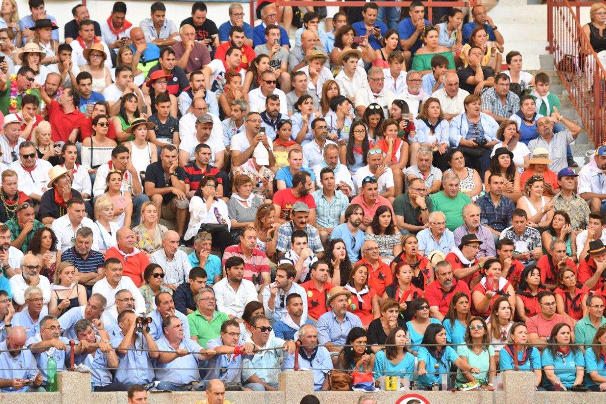 Aficionados en la plaza de toros de San Roque