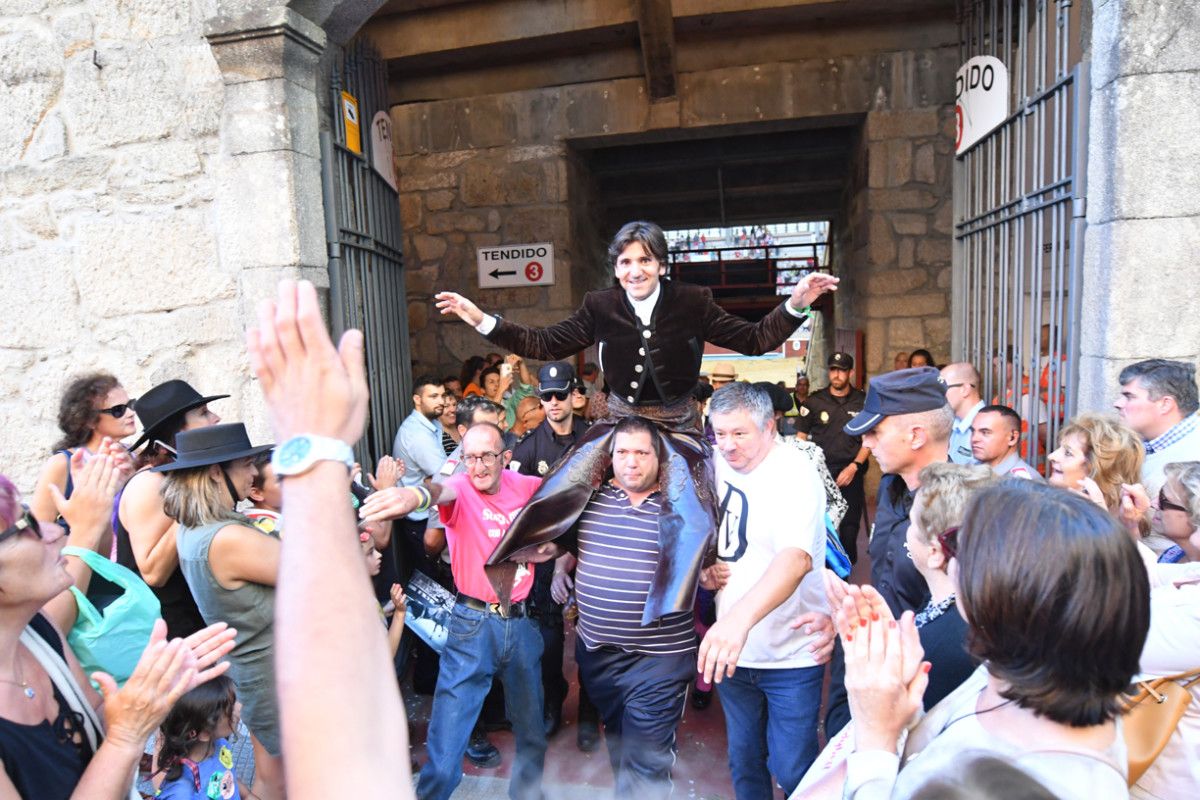 Diego Ventura saliendo a hombros en la Feria de 2017