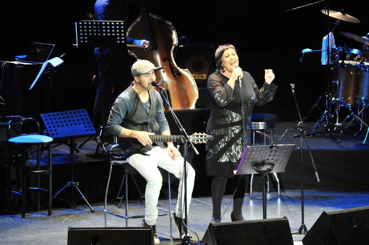 Luiz Caracol e Uxía Senlle, durante a súa actuación en Cantos na Maré