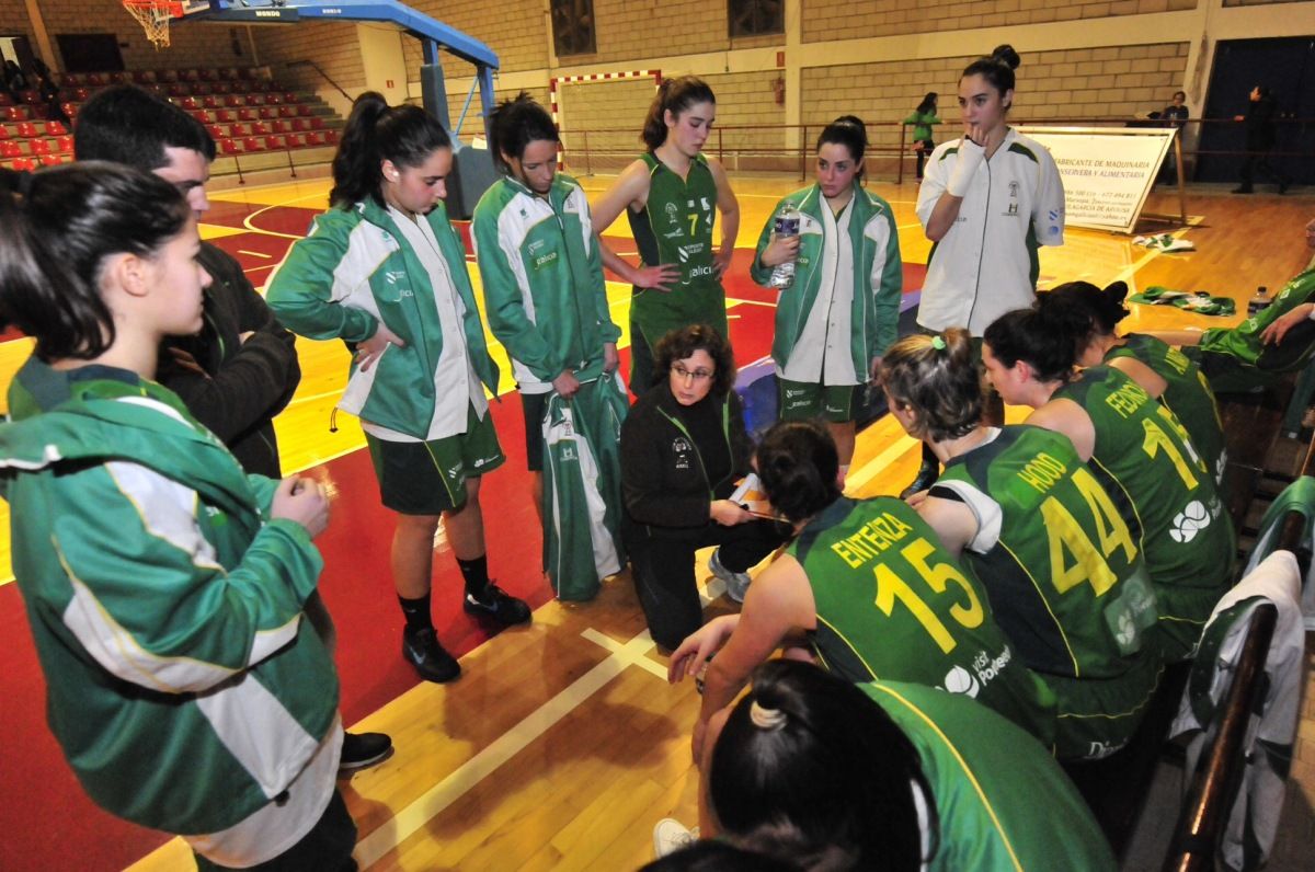 Mayte Méndez dando instruccións ás súas xogadoras durante o partido contra o Cortegada