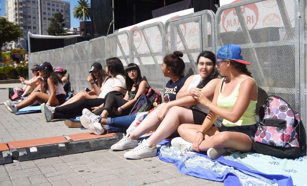Fans de Morat esperan na praza de España horas antes do concerto