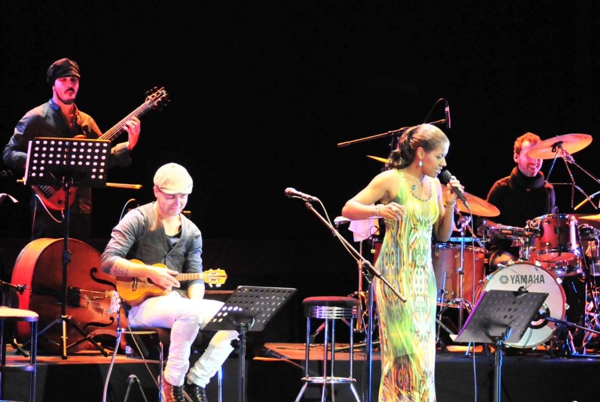 Luiz Caracol y Gabriela Mendes, durante su actuación en Cantos na Maré