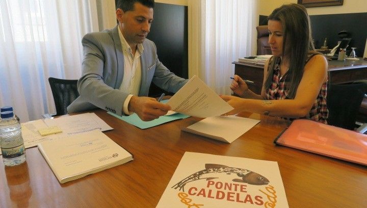 Firma del convenio entre Andrés Diaz y Susana Piñón