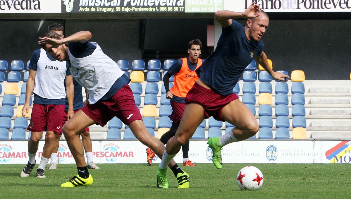Bruno y Mongil (a la derecha) en un entrenamiento del Pontevedra en Pasarón