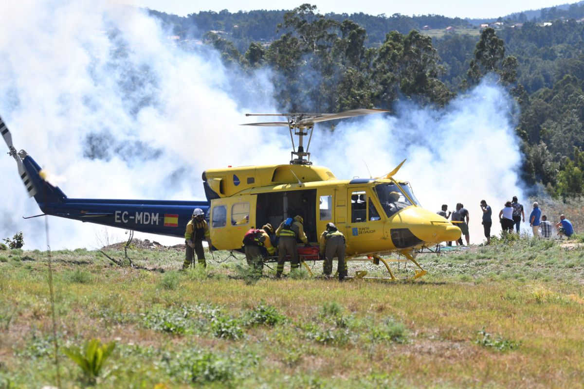 Tareas de extinción del incendio forestal en Cerponzóns