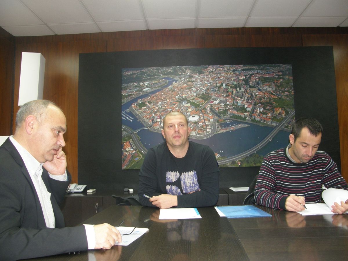 Reunión entre Agustín Fernández y representantes de la Federación Gallega de Piragüismo