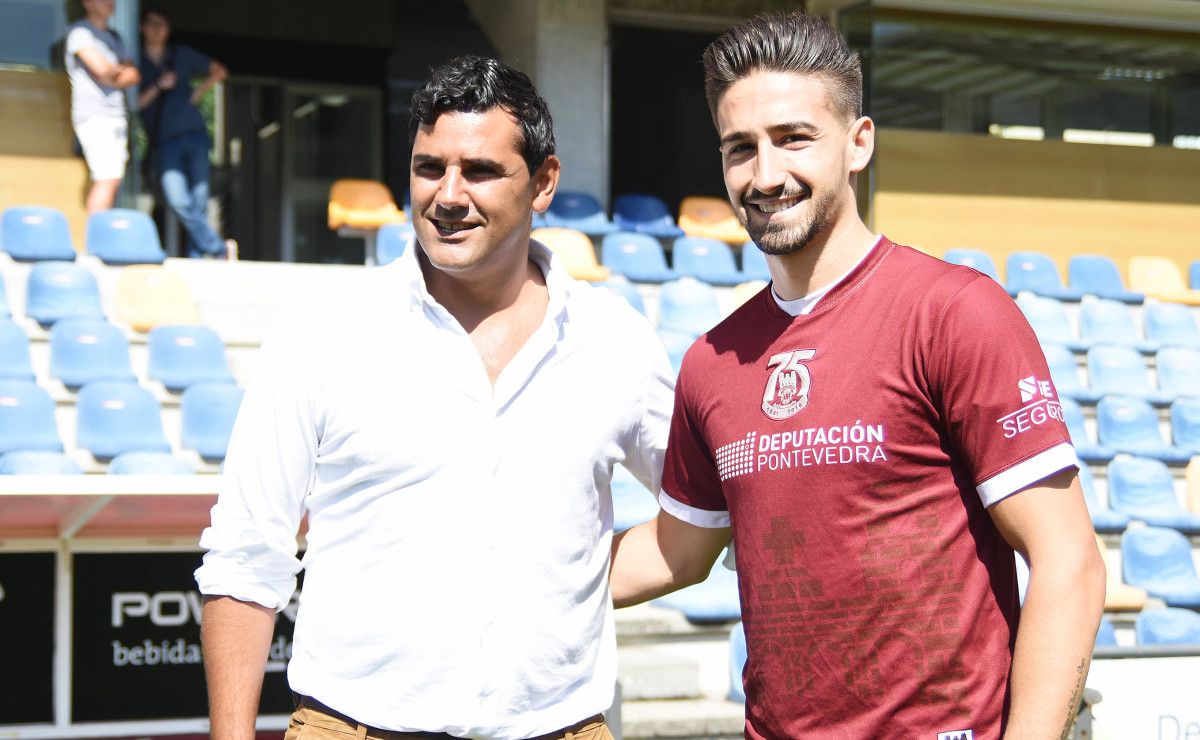 Roberto Feáns e Iván Martín, en la presentación del futbolista en Pasarón