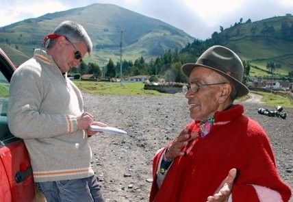 O xornalista Juan de Sola entrevista un indíxena de Ecuador