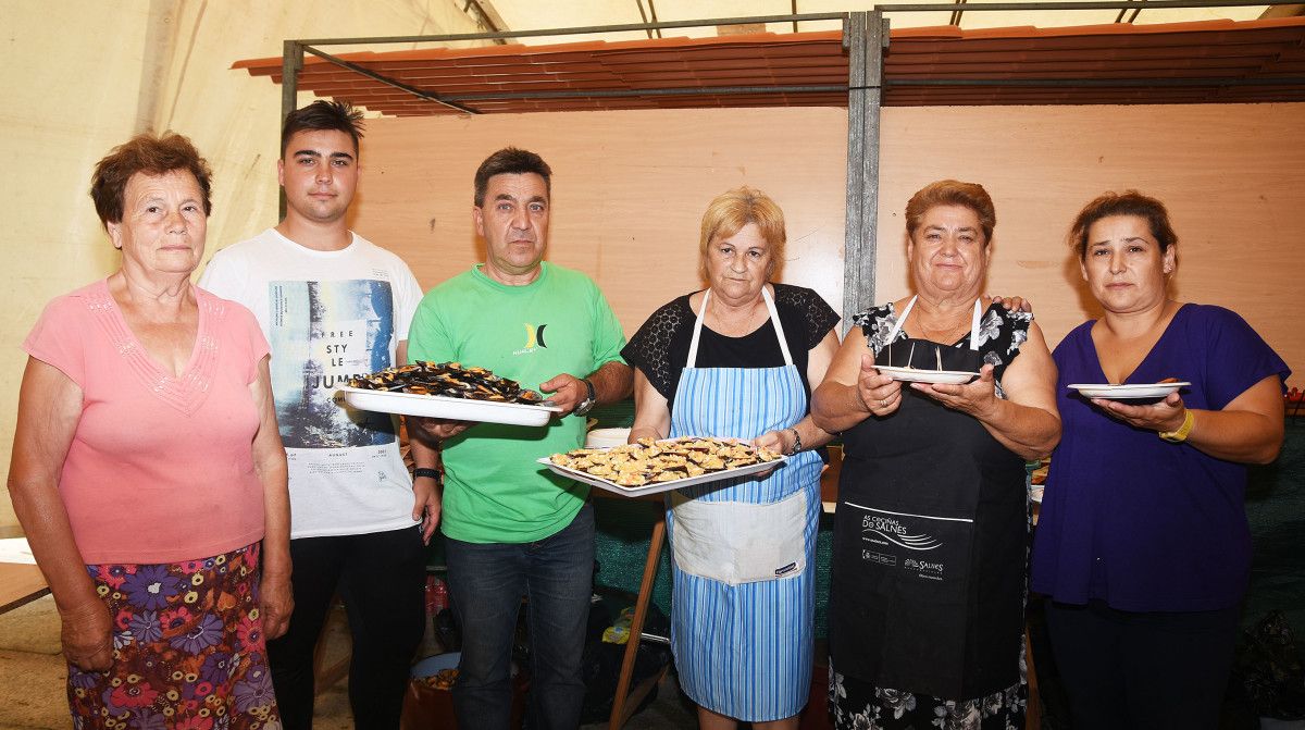 Miembros del Ateneo Corredoira en la "Festa do Mexilón" (el presidente, Juan Manuel Pérez, es el tercero por la izqda.) Miembros del Ateneo Corredoira en la "Festa do Mexilón" (el presidente, Juan Manuel Pérez, es el tercero por la izqda.)