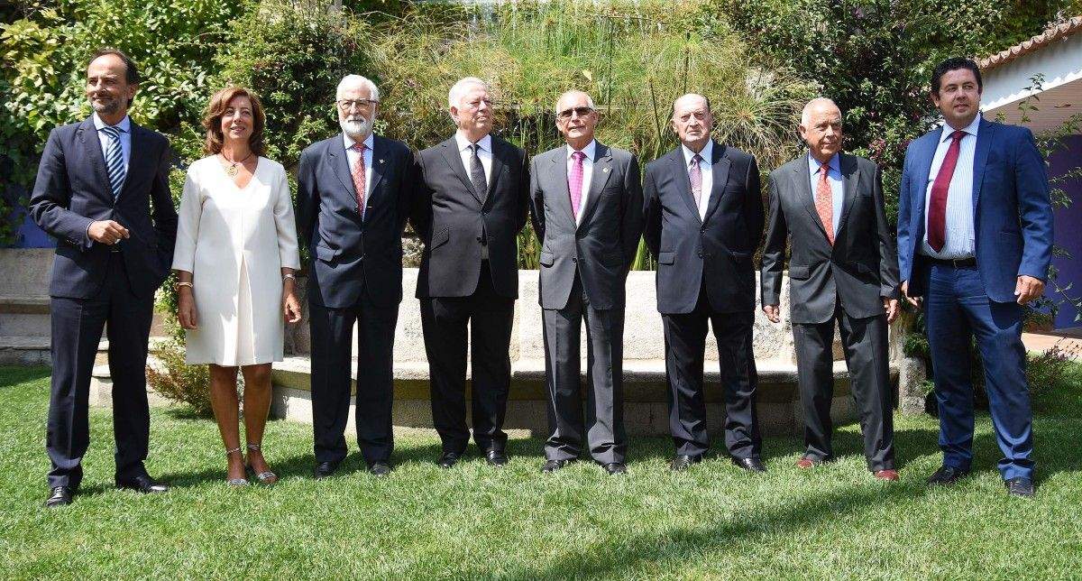 Os novos "Socios de Honra" posan coa directiva do Liceo Casino