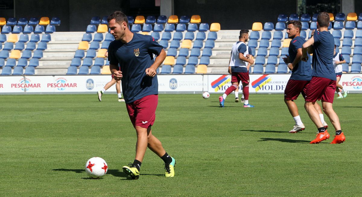 David Añón, durante un entrenamiento del Pontevedra en Pasarón
