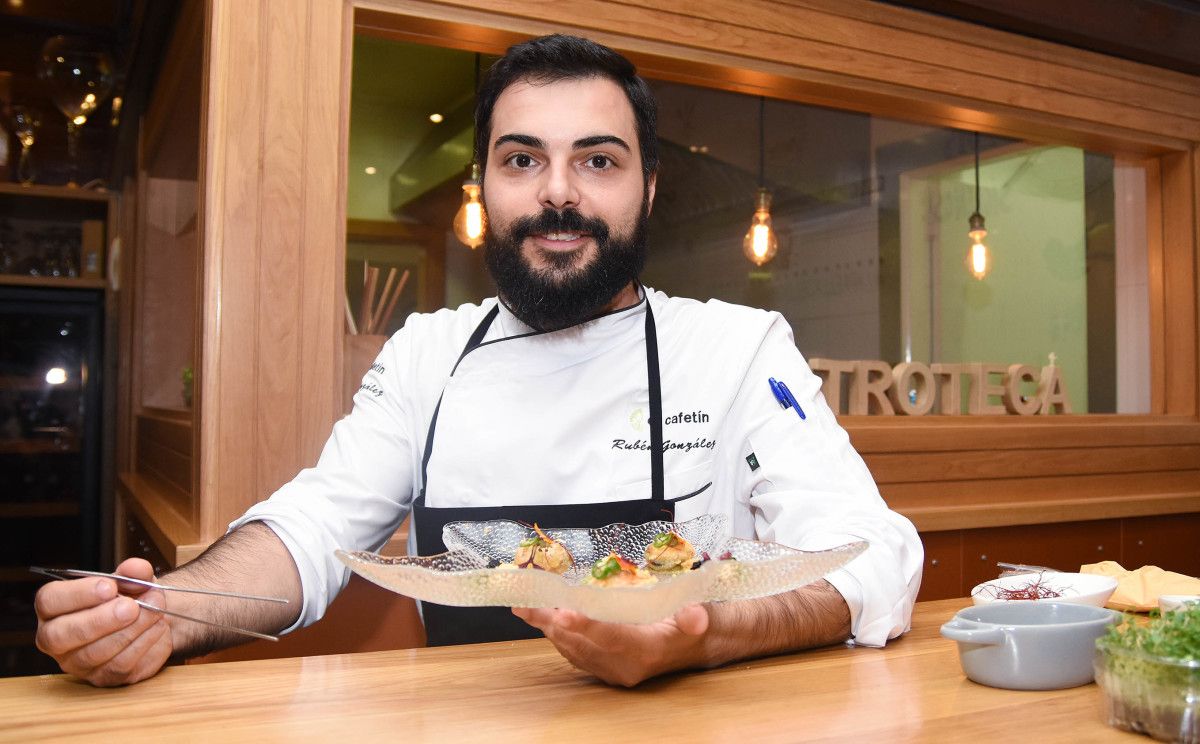 O chef Rubén González, da Gastroteca El Cafetin, coa súa creación con Conservas Pescamar