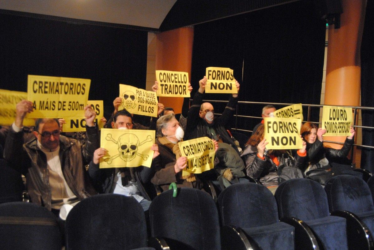 Integrantes da Plataforma Non Crematorios Pontevedra Leste no pleno municipal