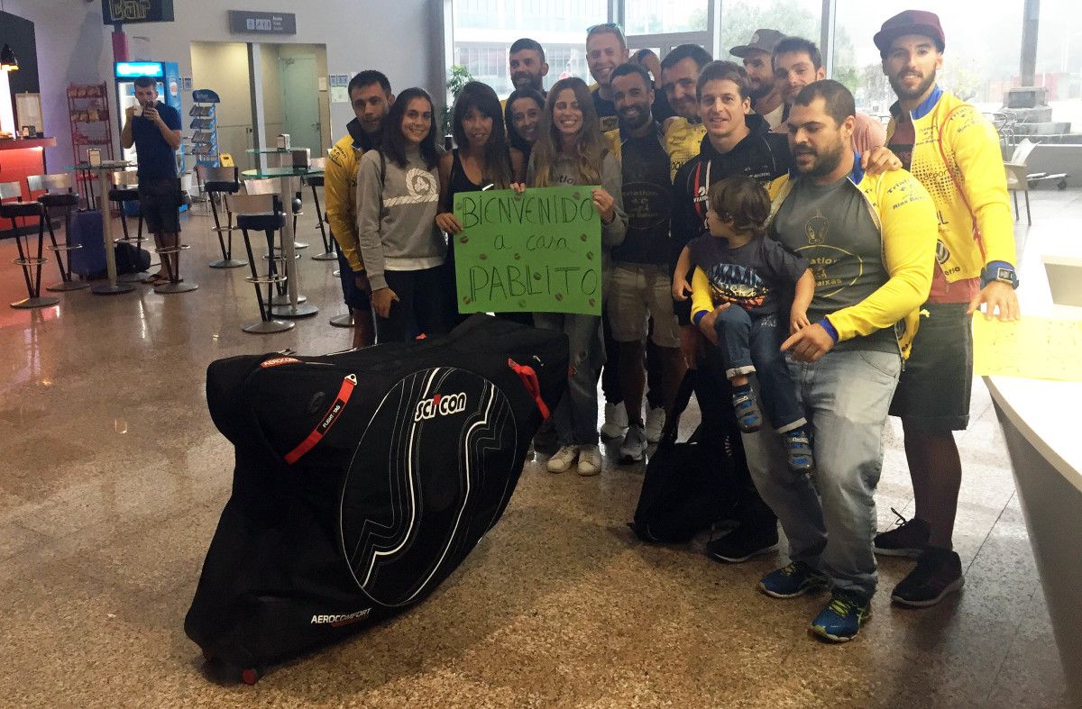 Recibimento a Pablo Dapena no aeroporto de Peinador