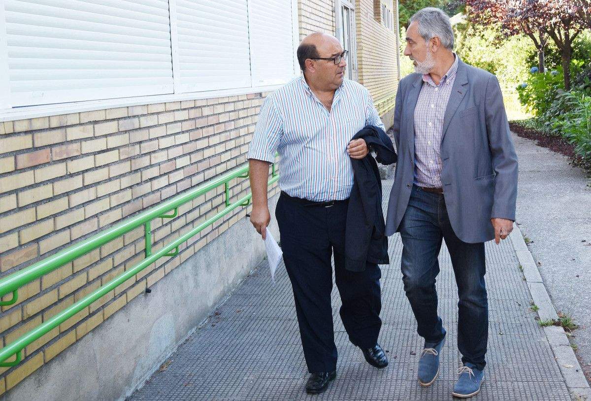 César Pérez Ares, jefe territorial de Educación, y José Manuel Cores Tourís, delegado territorial de la Xunta
