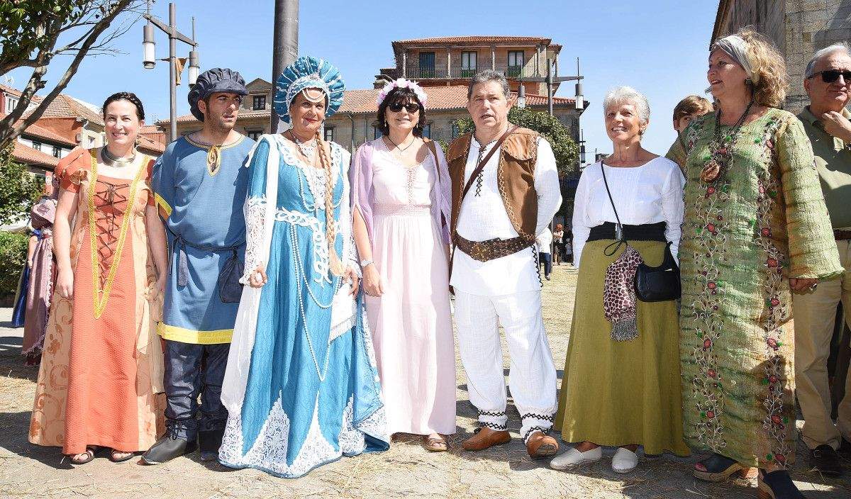 Membros dos gobernos provincial e local vestidos para a Feira Franca Membros dos gobernos provincial e local vestidos para a Feira Franca