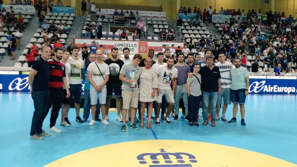 La presidenta de la Deputación, Carmela Silva, entrega al capitán del Teucro, Carlos García, el trofeo de subcampéon