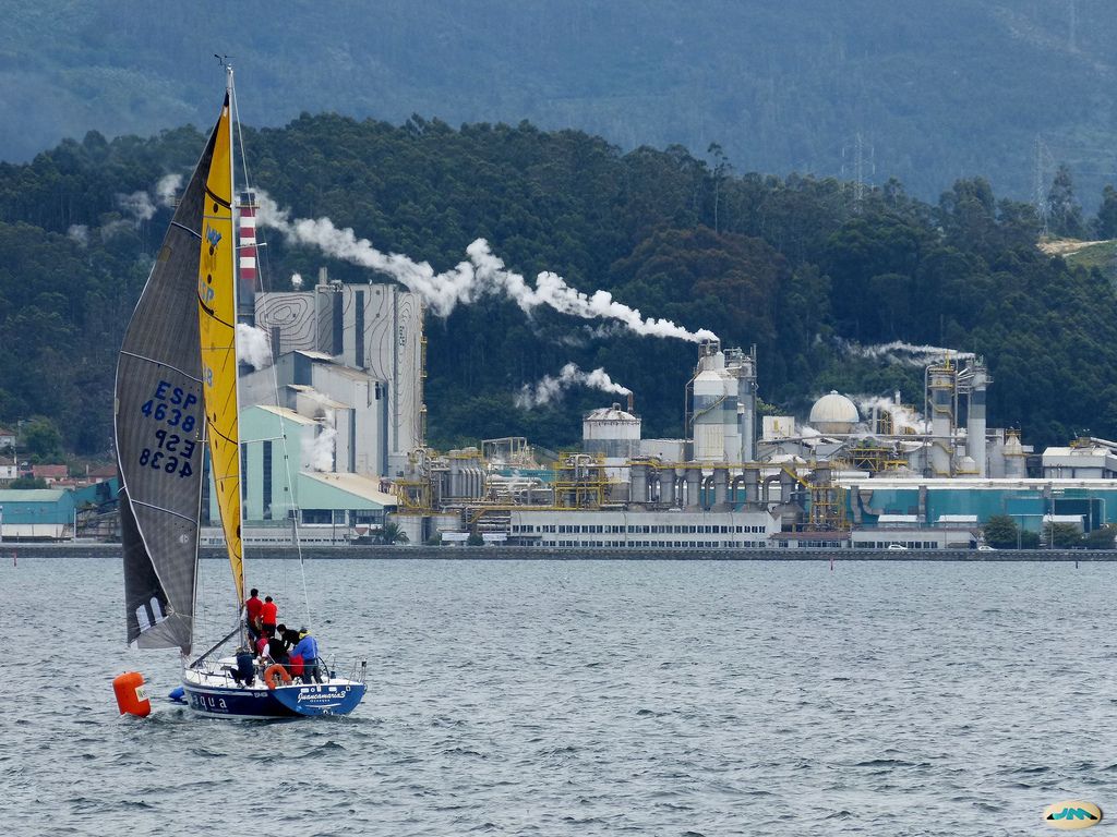Velero en la ría de Pontevedra frente a ENCE