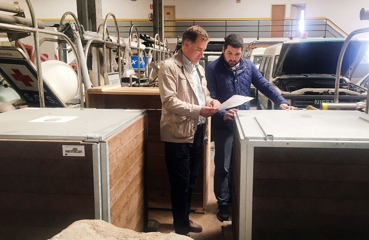 Visita de Jacobo Moreira á nave municipal de Campañó