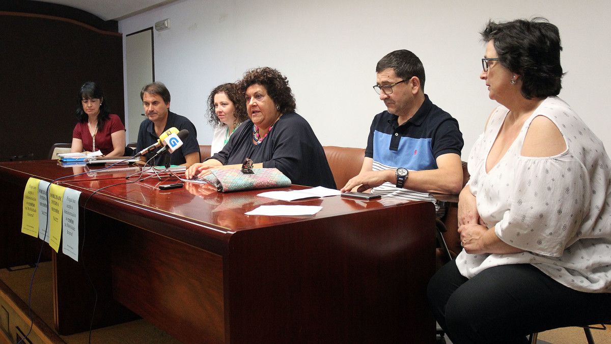 Carolina Iñarrea, a la izquierda, en una rueda de prensa de la Xunta de Persoal de los Hospitales de Pontevedra