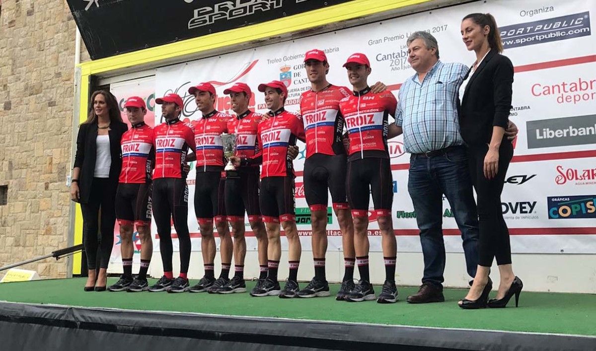 Equipo del Froiz en el podio de la Vuelta a Cantabria