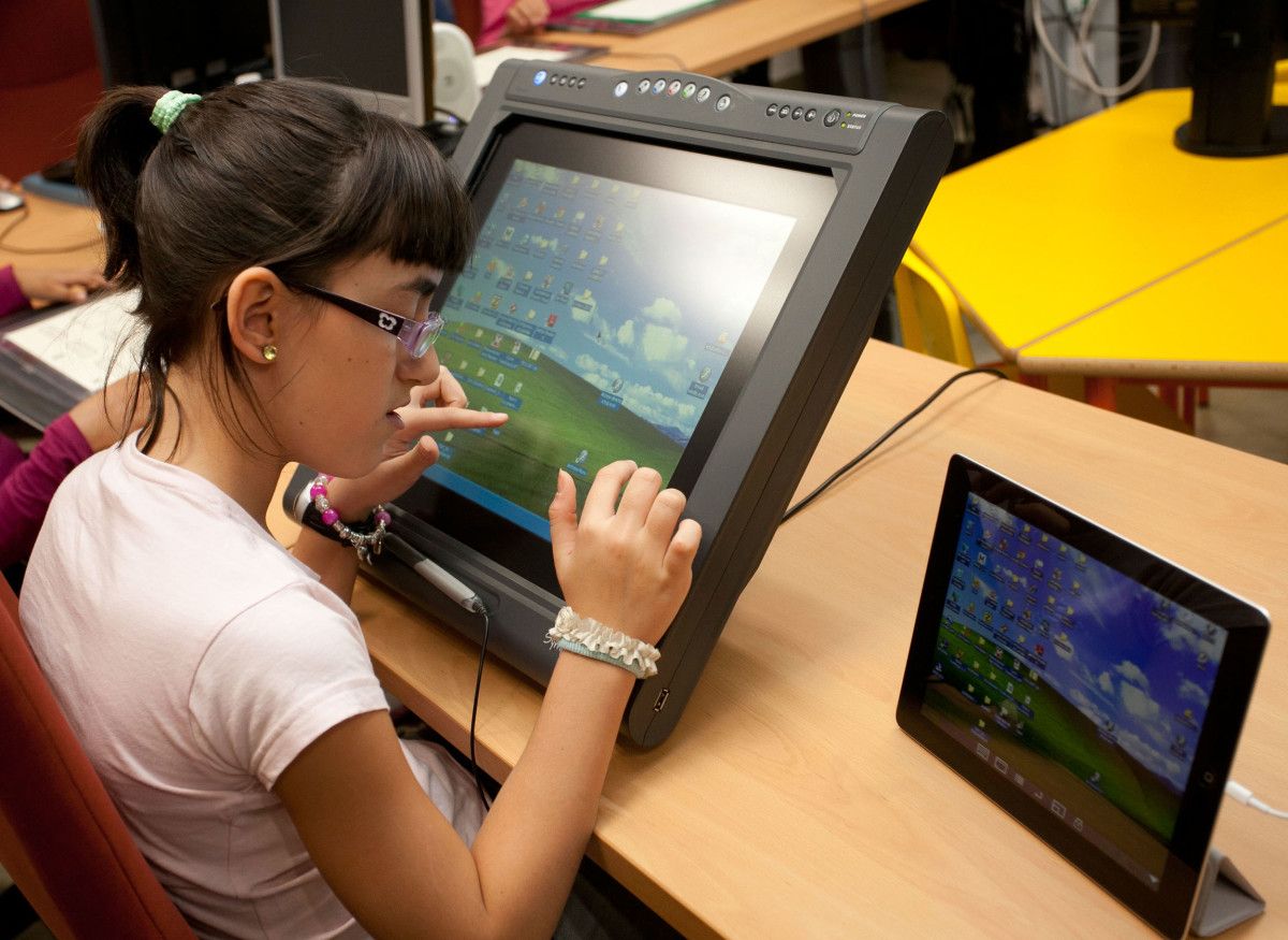 Unha alumna cega utilizando unha tableta dixital adaptada