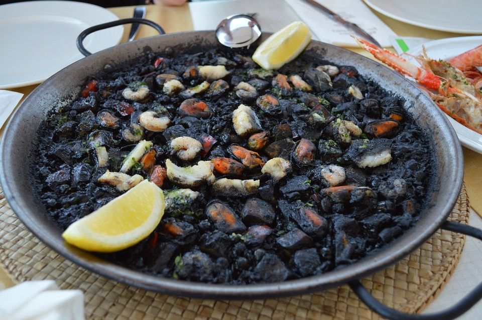 Paella de arroz negro