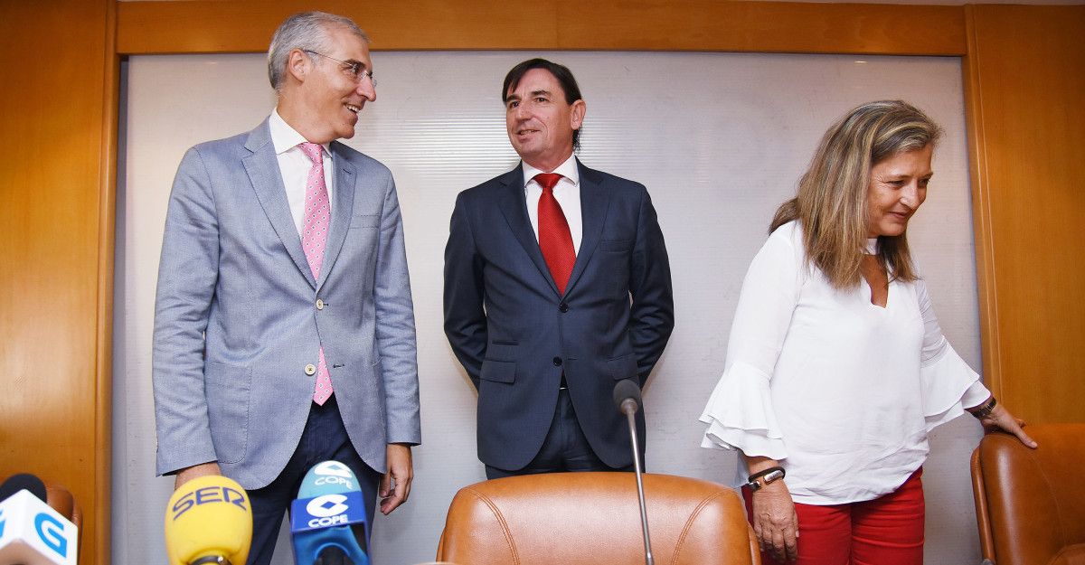 O conselleiro de Industria, Francisco Conde, o vicepresidente da Cámara, Eduardo Barros e a delegada da Zona Franca, Teresa Pedrosa