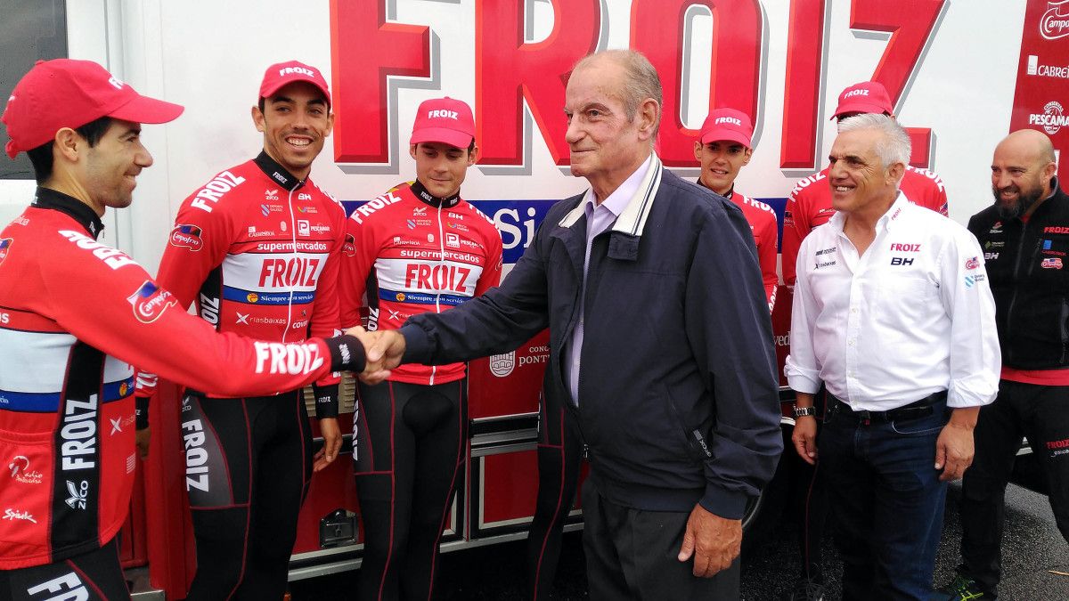 Magín Froiz anima aos ciclistas do equipo antes da Volta a Galicia