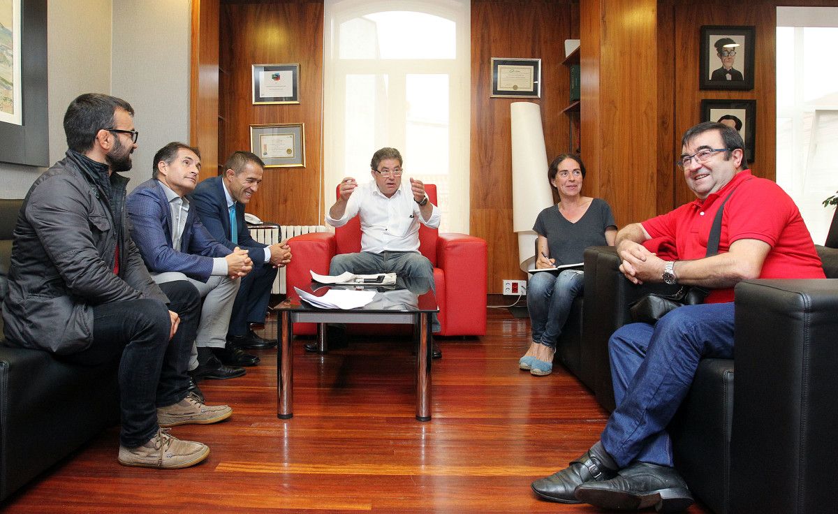Lores y Anxos Riveiro con los presidentes de las federaciones española y gallega de lucha