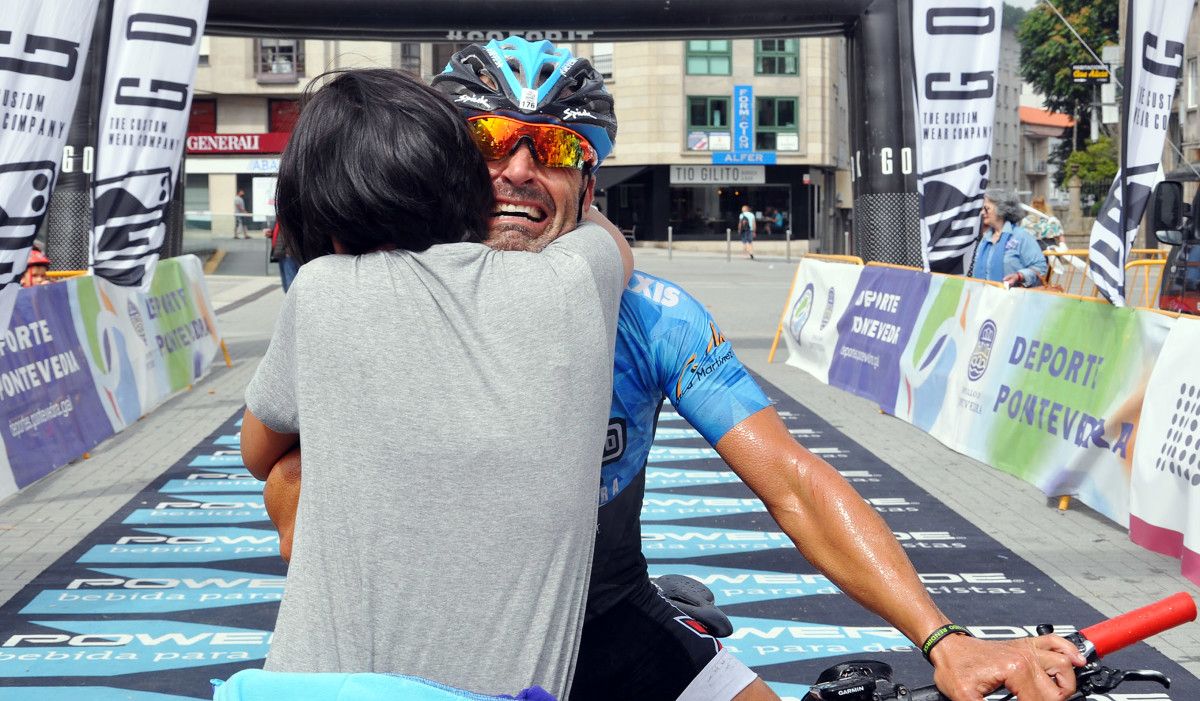 Juan Hernández entra en meta tras completar en solitario la Epic Race