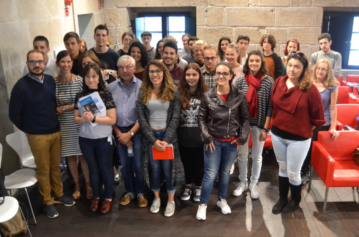 Foto de grupo del alumnado internacional con los representantes de los diferentes de la Universidad