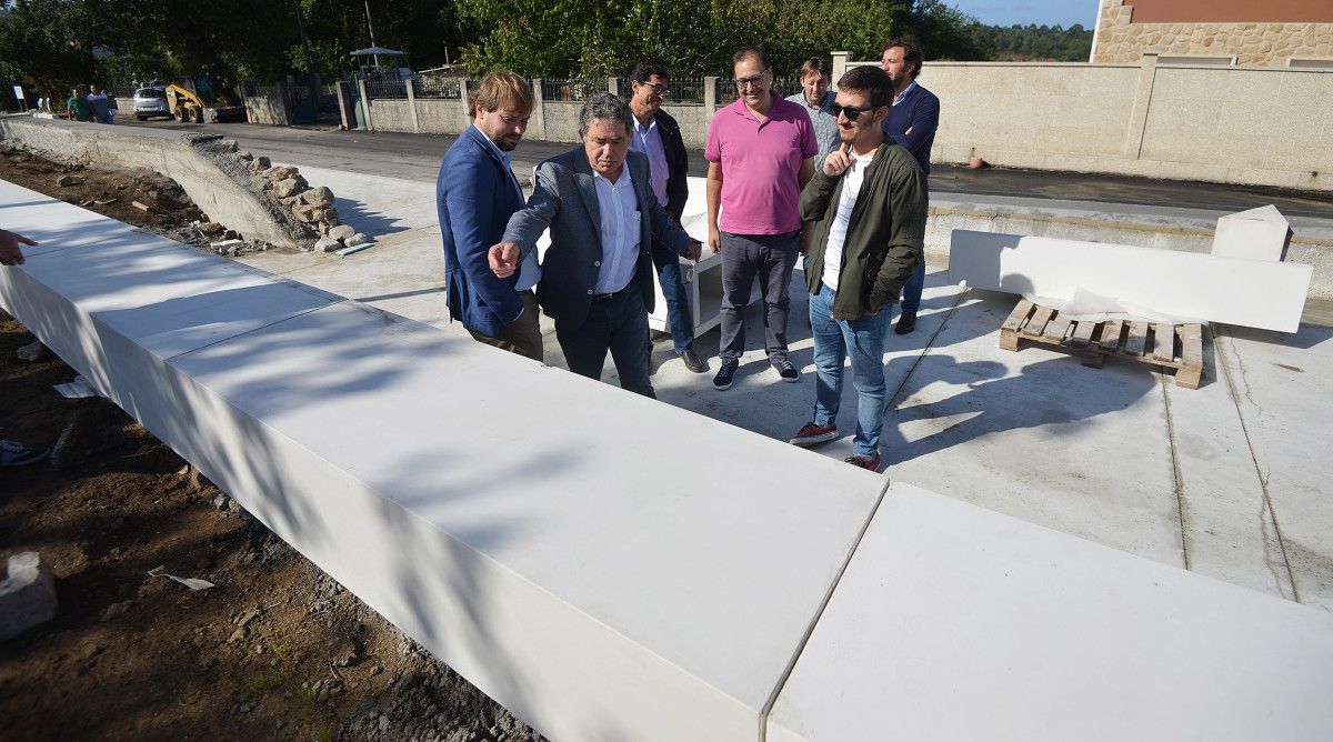 El alcalde visita las obras del núcleo de centralidad parroquial de Salcedo