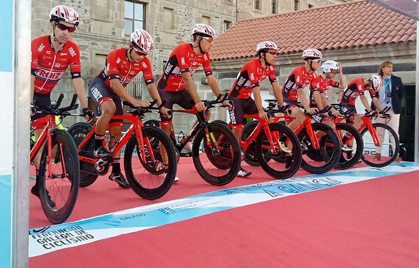 Equipo do Froiz na contrarreloxo por equipos da Volta a Galicia