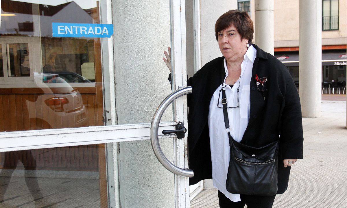 Charo Lorenzo, á entrada dos Xulgados da Parda  