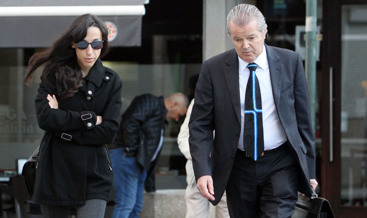 Andrea Montes, viuda de Javier Fernández, a su llegada a los juzgados de A Parda con sus abogados