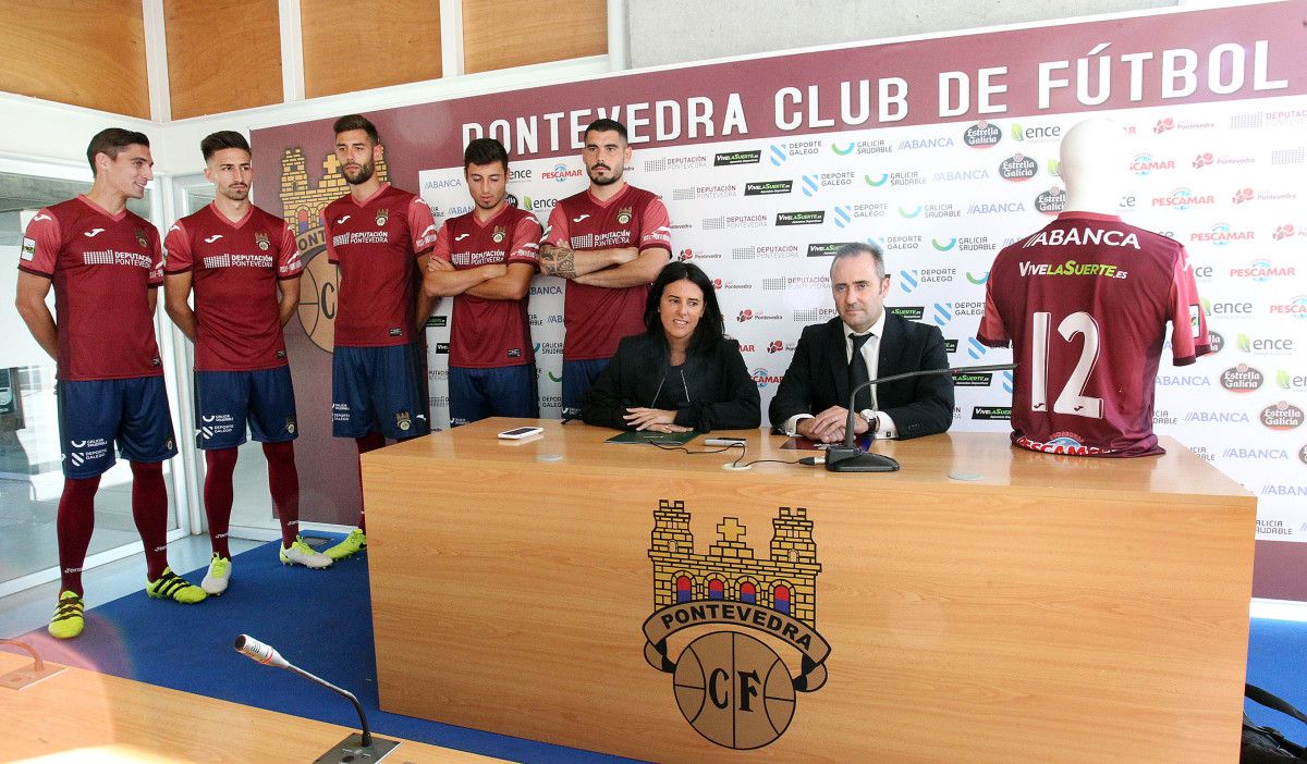 Presentación de la nueva camiseta del Pontevedra para la temporada 2017/2018