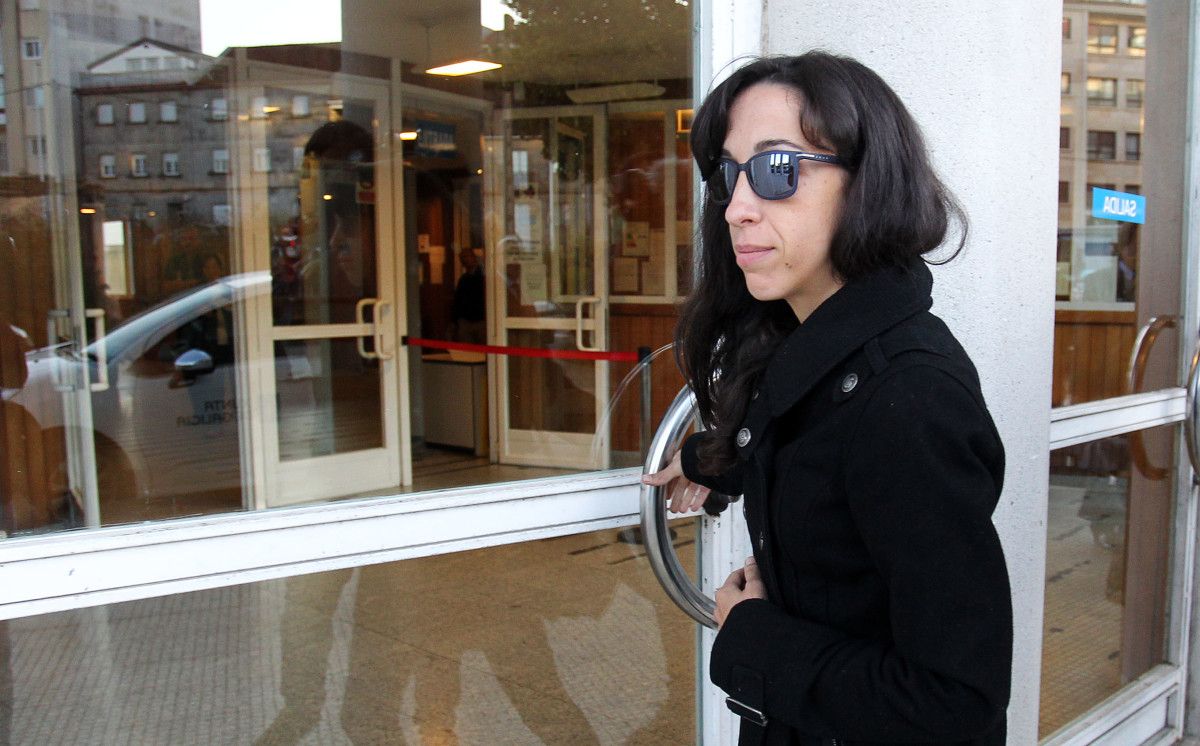 Andrea Montes, viuda de Javier Fernández, a su llegada a los juzgados de A Parda con sus abogados
