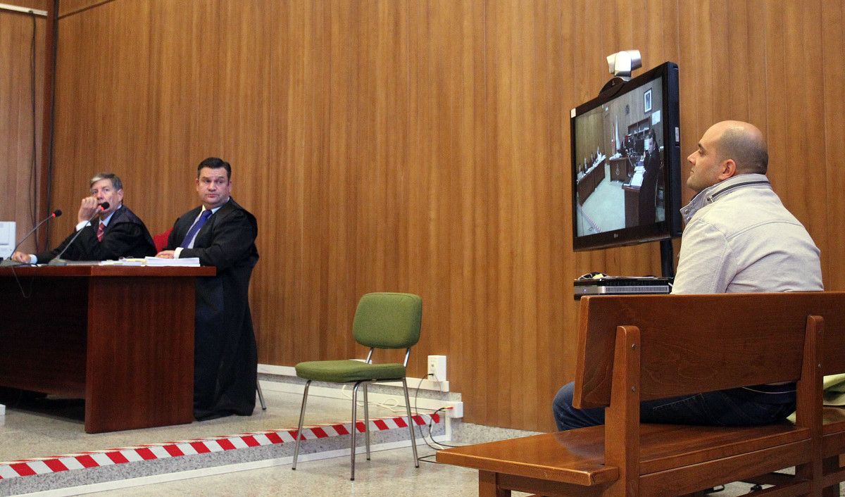 El guardia civil procesado, en el banquillo de los acusados del Juzgado de lo Penal número 2 de Pontevedra
